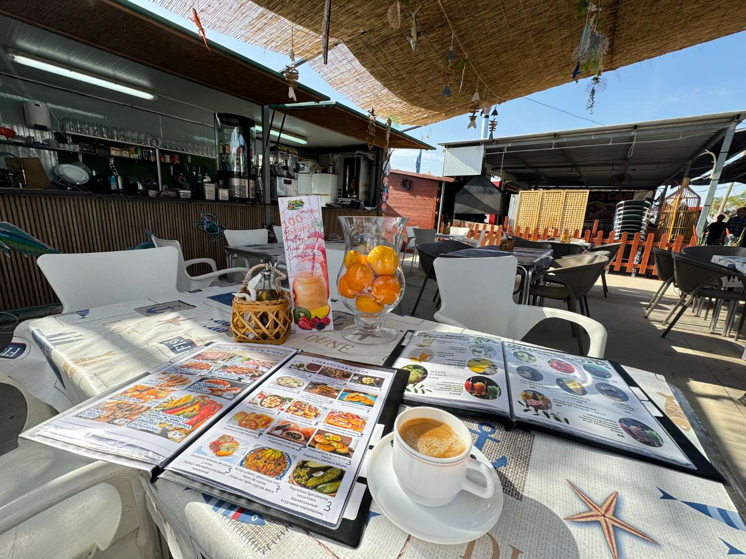 Café del Mare en el recinto del mercado dominical de Guardamar