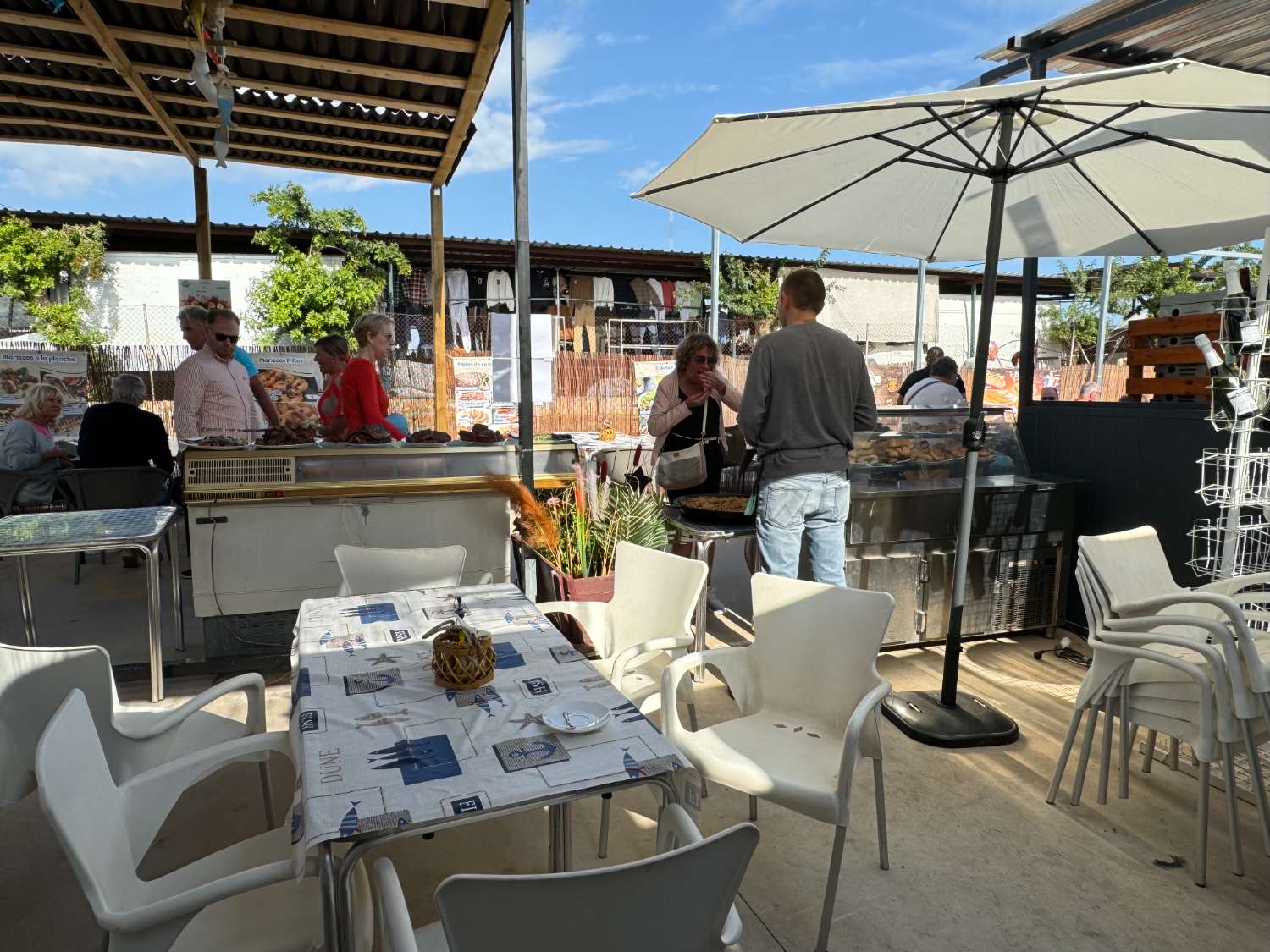 Café del Mare en el recinto del mercado dominical de Guardamar