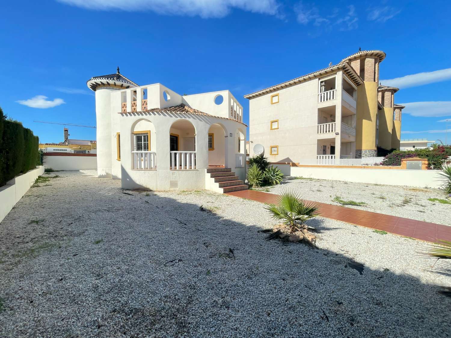 Villa de 3 dormitorios y 2 baños en Lomas de Cabo Roig.