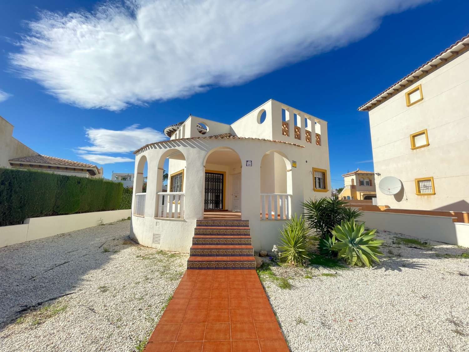 Villa de 3 dormitorios y 2 baños en Lomas de Cabo Roig.