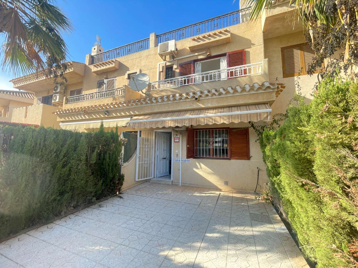 Bonita casa adosada de 2 dormitorios y 2 baños en Playa Flamenca.