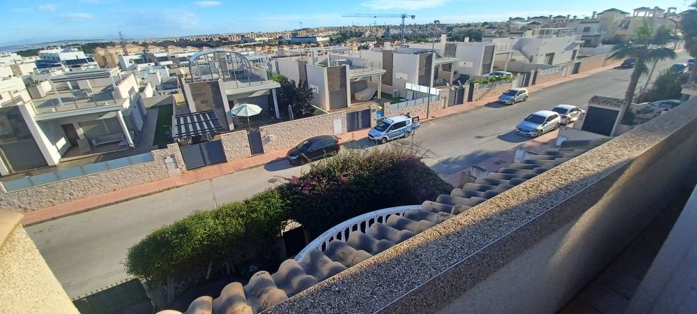 Hoekvilla met 3 slaapkamers en 2 badkamers