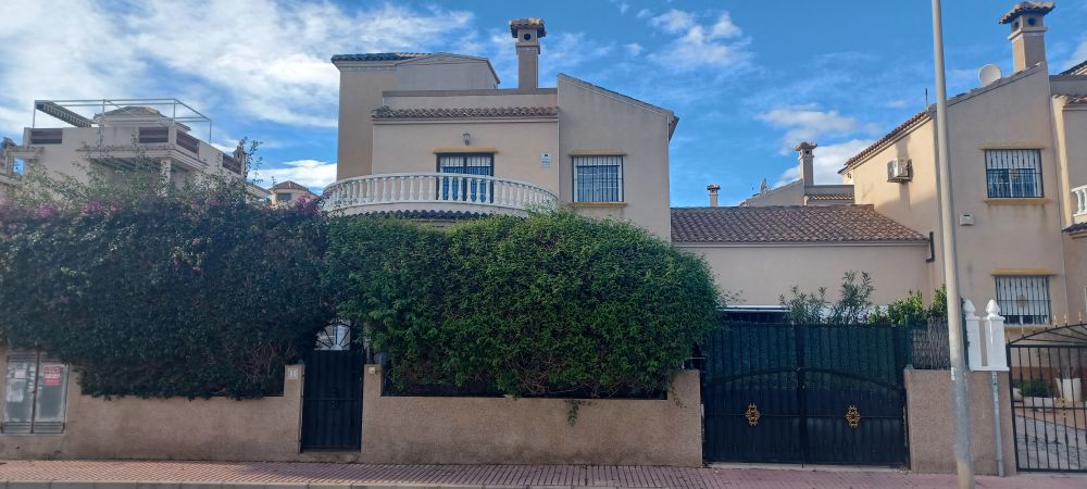 Hoekvilla met 3 slaapkamers en 2 badkamers