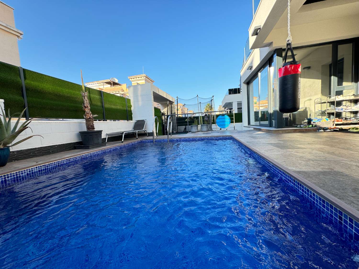 Increíble villa moderna con 5 dormitorios, 4 baños y piscina privada