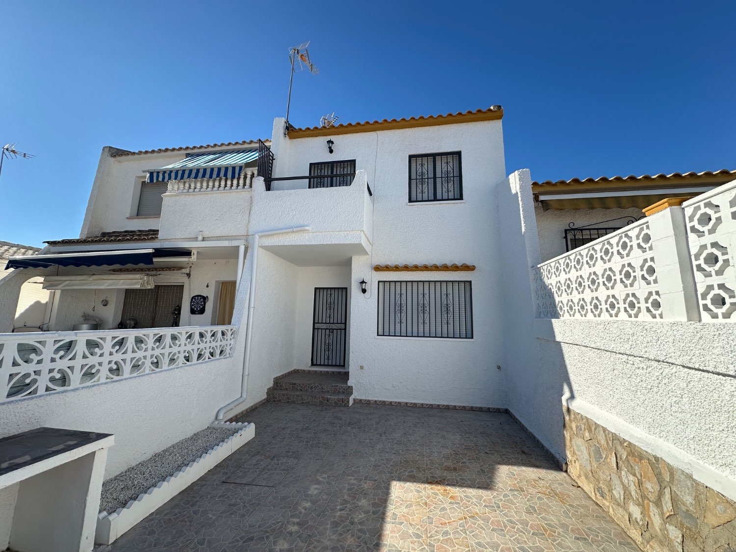 Duplex con 3 camere da letto e 2 bagni situato a La Florida, Orihuela costa. 2 piscine, casa ristrutturata !