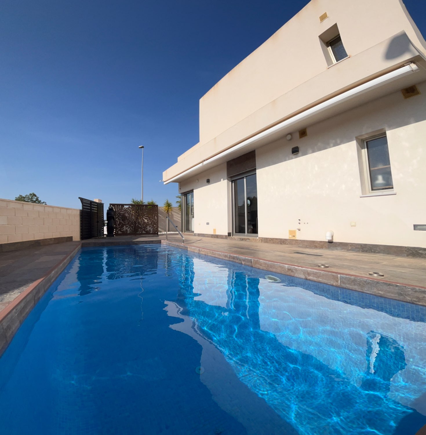 Bella casa con 3 camere da letto e piscina in zona tranquilla