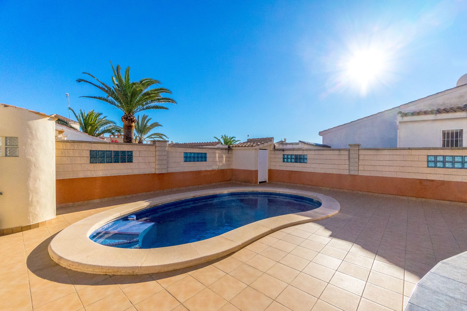 Villa con 4 camere da letto, 3 bagni, garage, sauna e piscina privata di acqua salata a La Florida Orihuela costa.