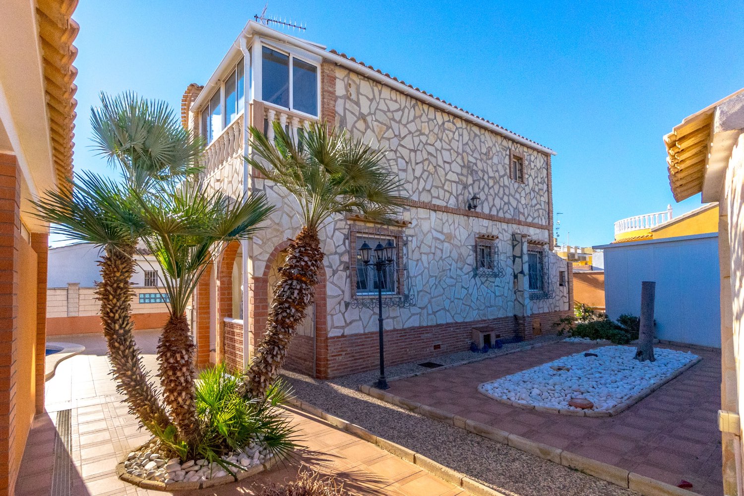 Villa con 4 camere da letto, 3 bagni, garage, sauna e piscina privata di acqua salata a La Florida Orihuela costa.