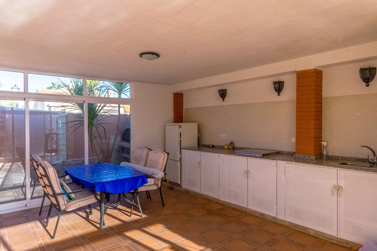 Villa con 4 camere da letto, 3 bagni, garage, sauna e piscina privata di acqua salata a La Florida Orihuela costa.