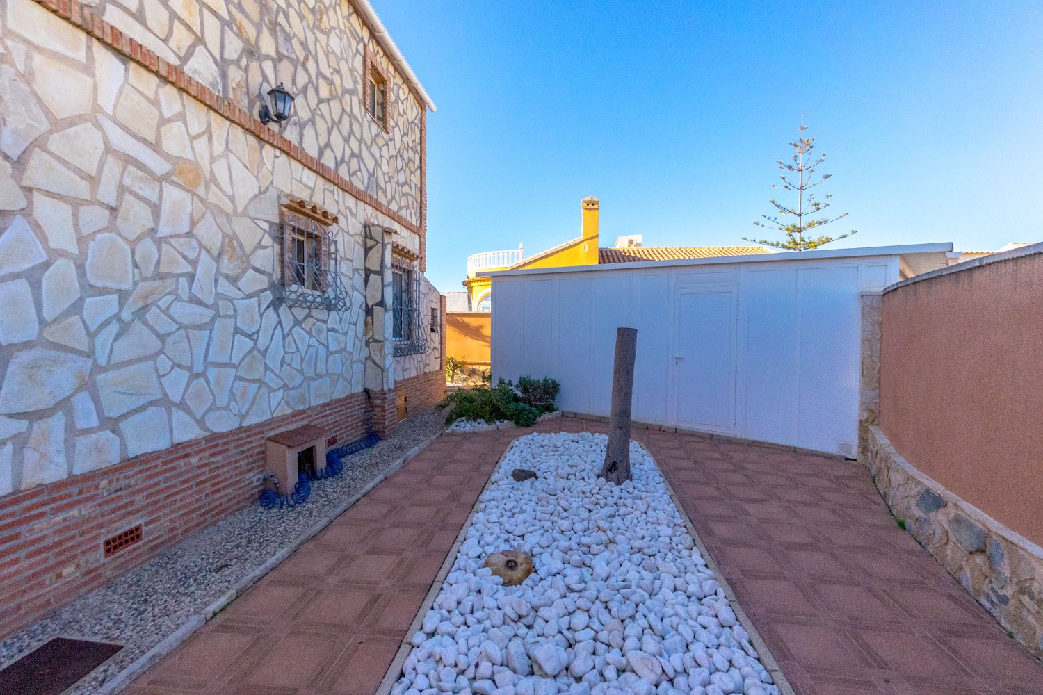 Villa con 4 camere da letto, 3 bagni, garage, sauna e piscina privata di acqua salata a La Florida Orihuela costa.