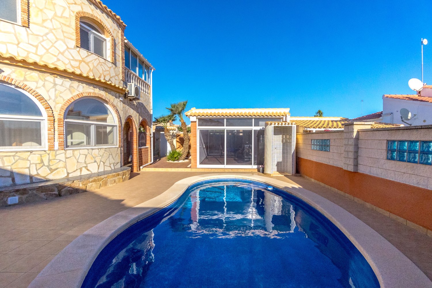 Villa con 4 camere da letto, 3 bagni, garage, sauna e piscina privata di acqua salata a La Florida Orihuela costa.