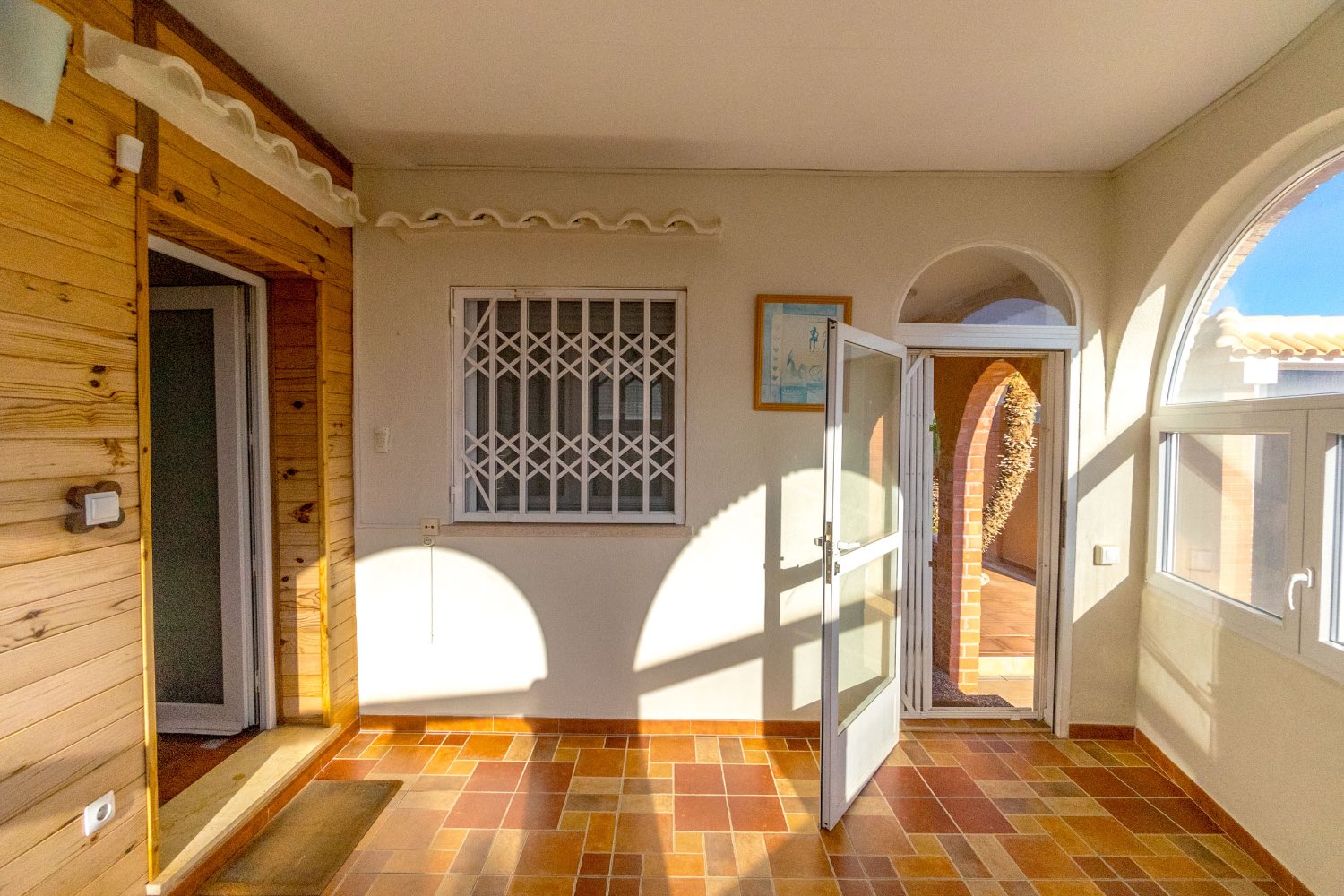 Villa con 4 camere da letto, 3 bagni, garage, sauna e piscina privata di acqua salata a La Florida Orihuela costa.