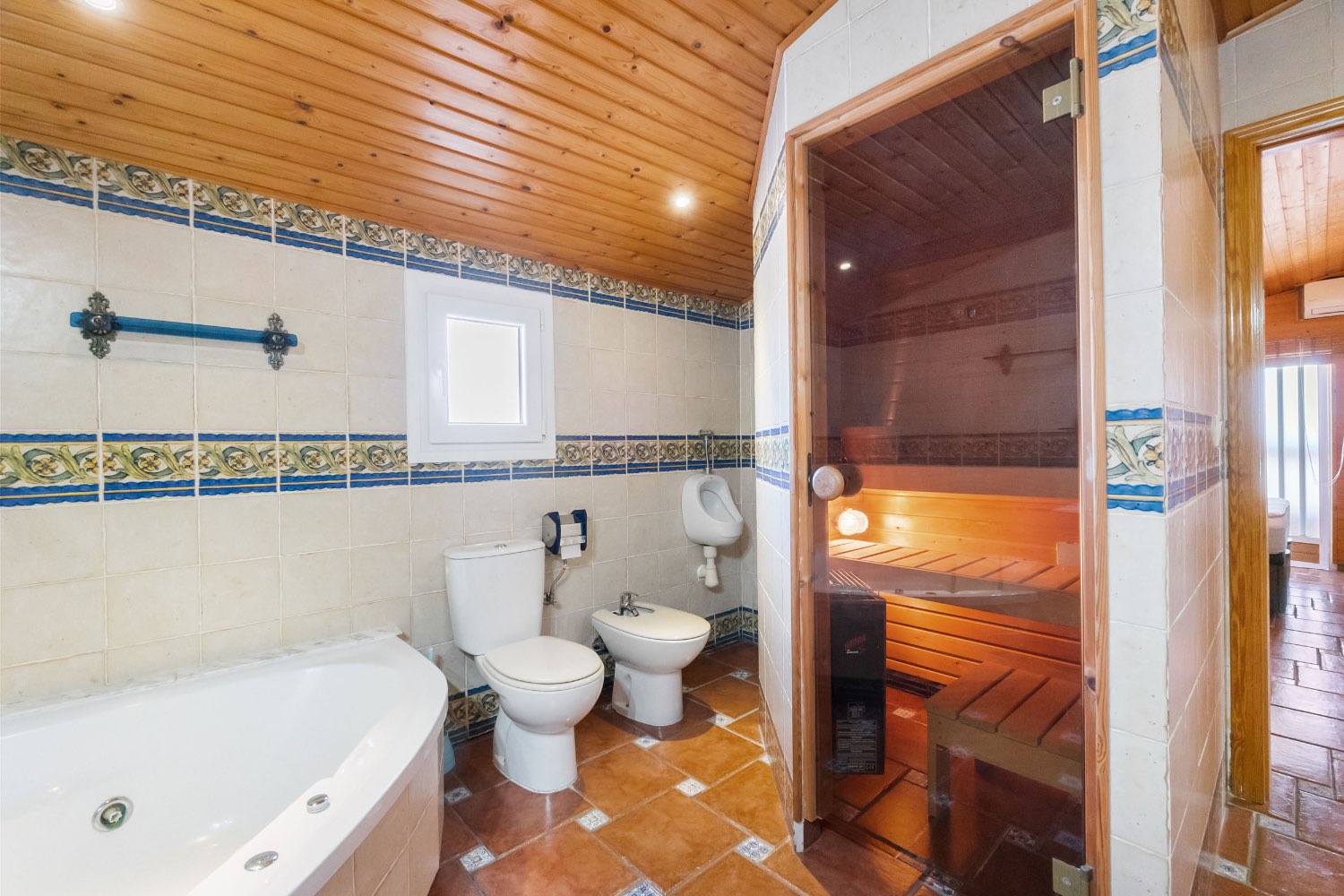 Villa con 4 camere da letto, 3 bagni, garage, sauna e piscina privata di acqua salata a La Florida Orihuela costa.