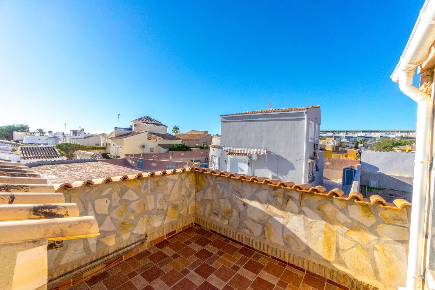 Villa con 4 camere da letto, 3 bagni, garage, sauna e piscina privata di acqua salata a La Florida Orihuela costa.