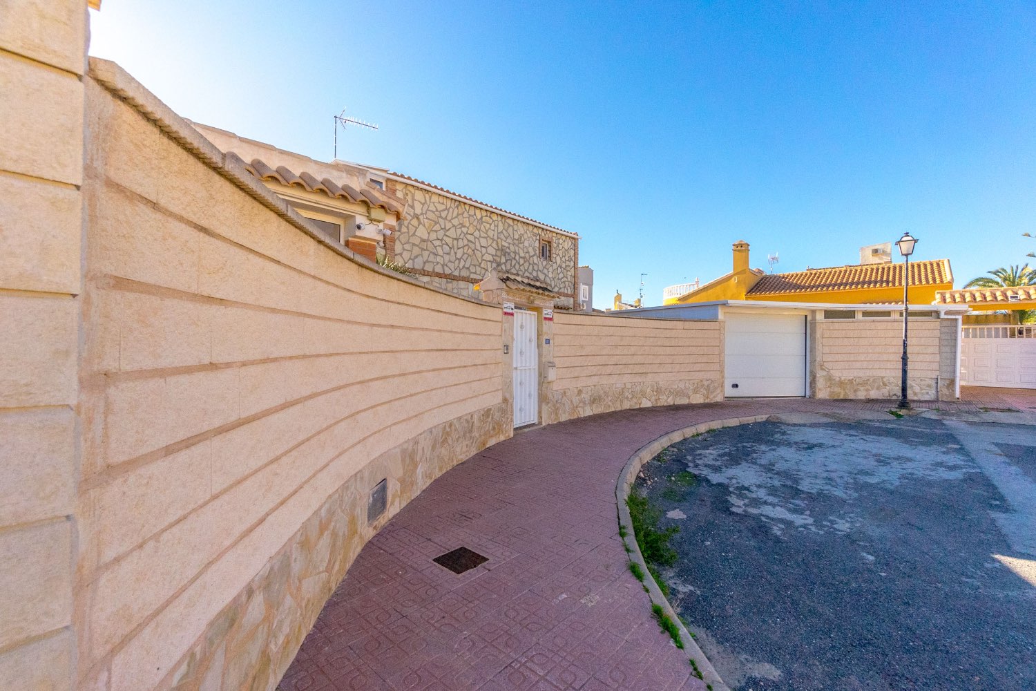 Villa con 4 camere da letto, 3 bagni, garage, sauna e piscina privata di acqua salata a La Florida Orihuela costa.