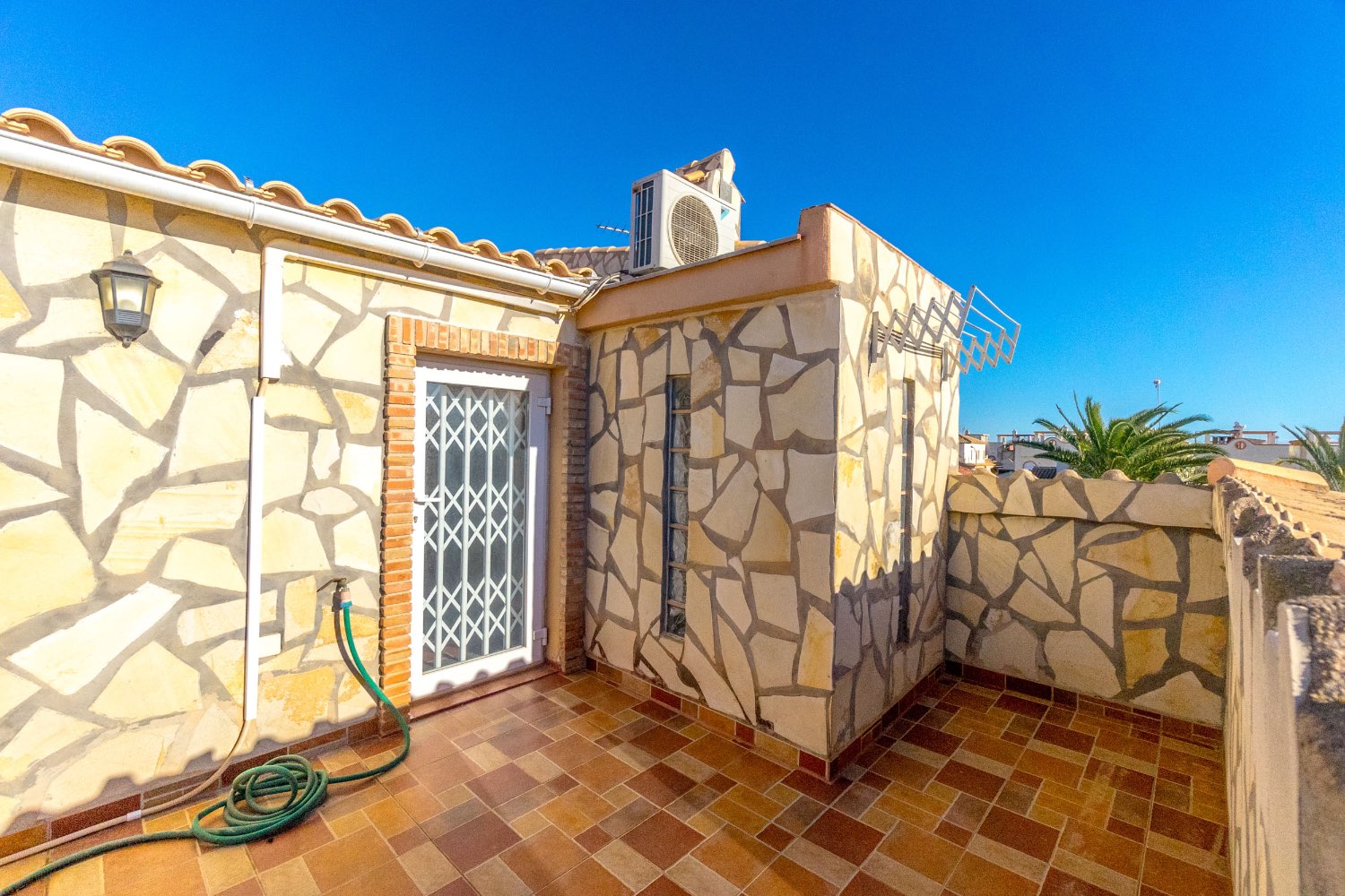 Villa con 4 camere da letto, 3 bagni, garage, sauna e piscina privata di acqua salata a La Florida Orihuela costa.