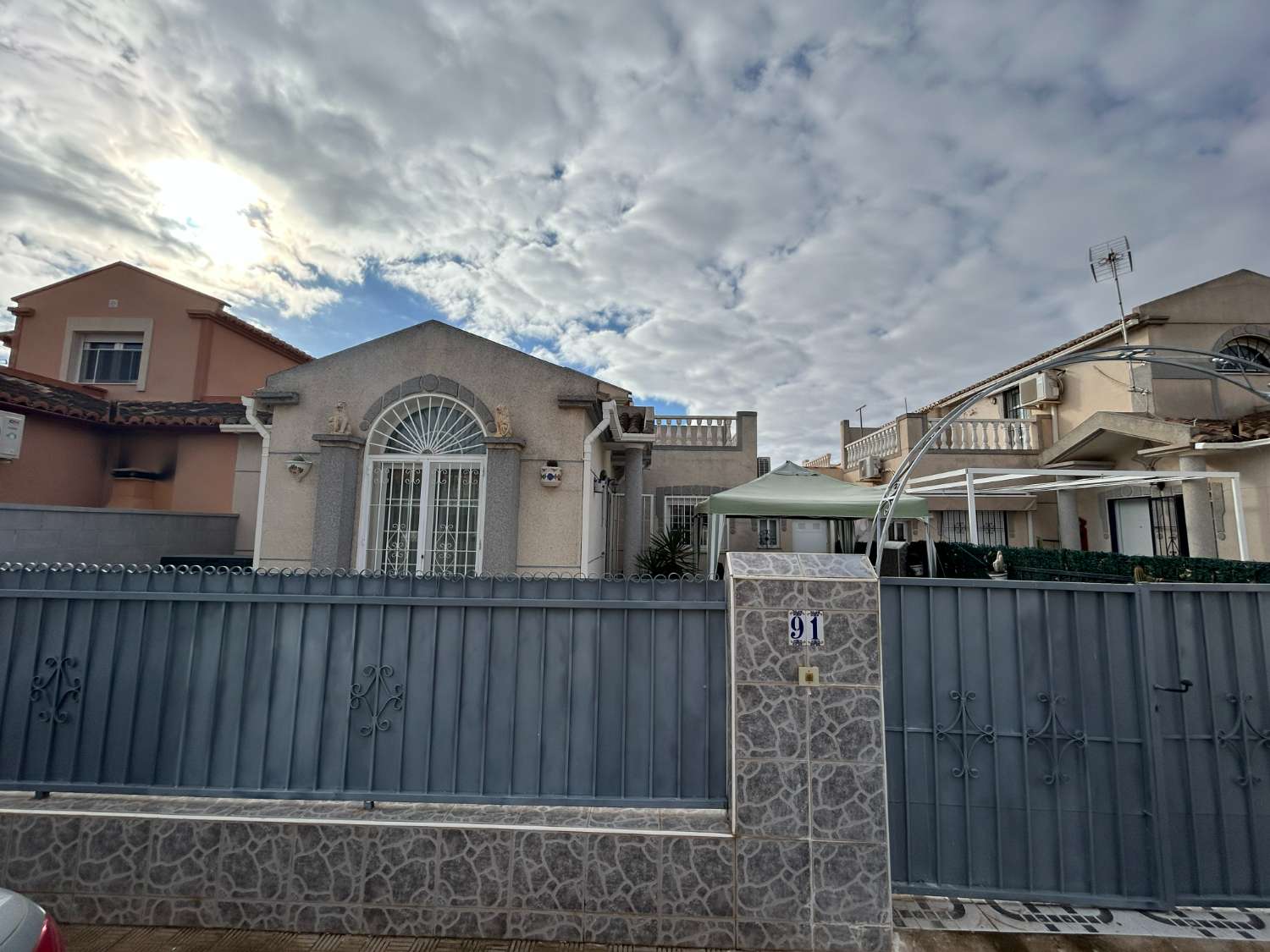 Viehättävä 2 makuuhuoneen bungalow lähellä Torreviejan vaaleanpunaista järveä