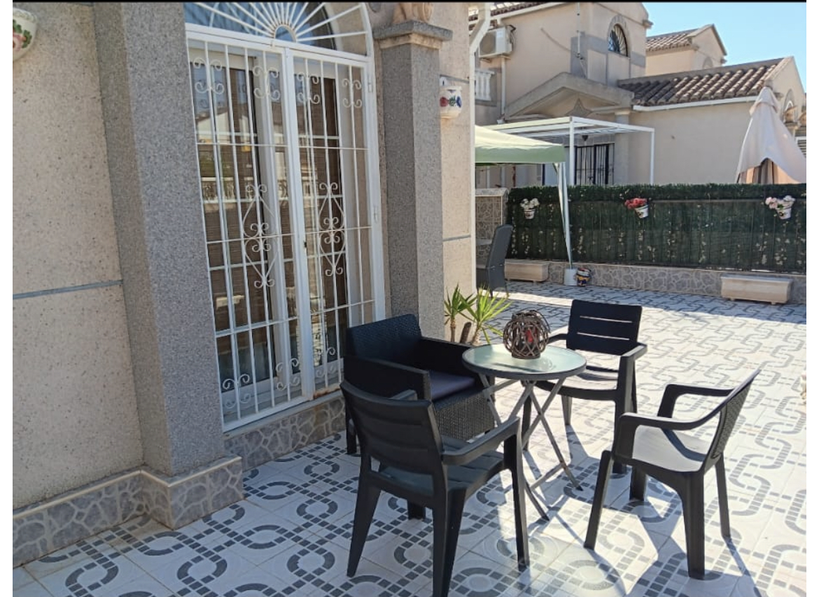 Viehättävä 2 makuuhuoneen bungalow lähellä Torreviejan vaaleanpunaista järveä