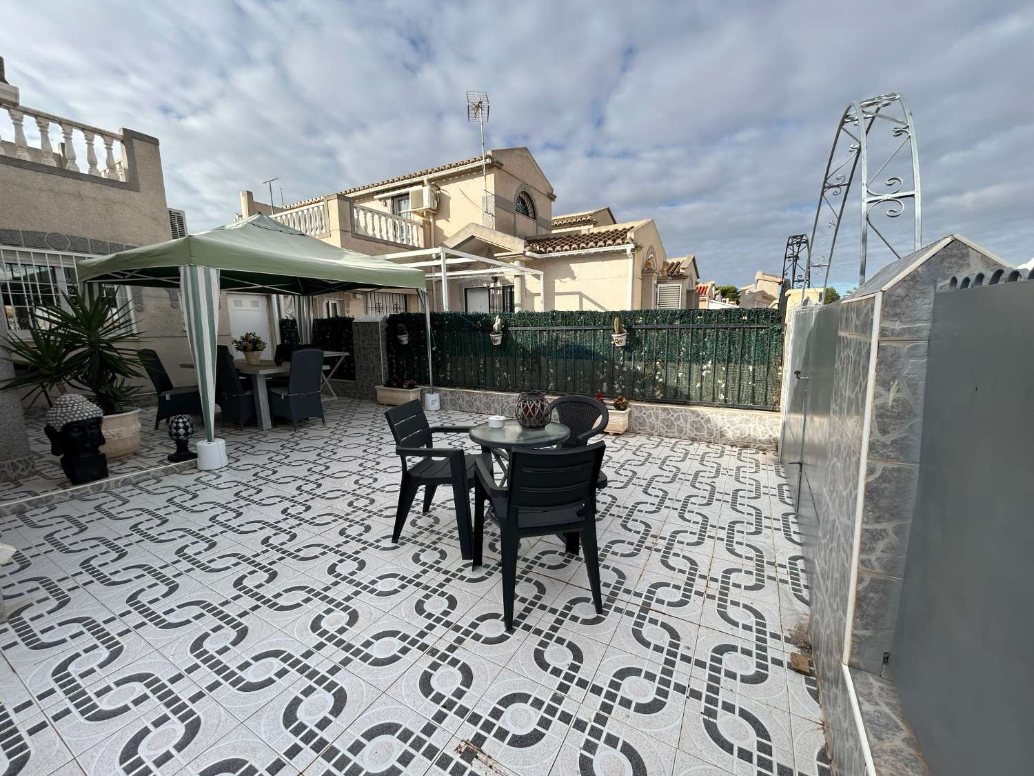 Viehättävä 2 makuuhuoneen bungalow lähellä Torreviejan vaaleanpunaista järveä